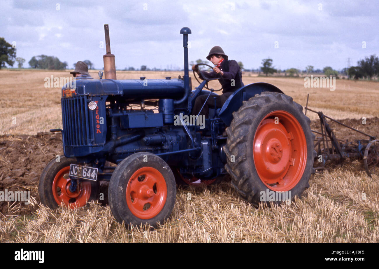 Vintage Fordson-Traktor-Pflügen Stockfoto