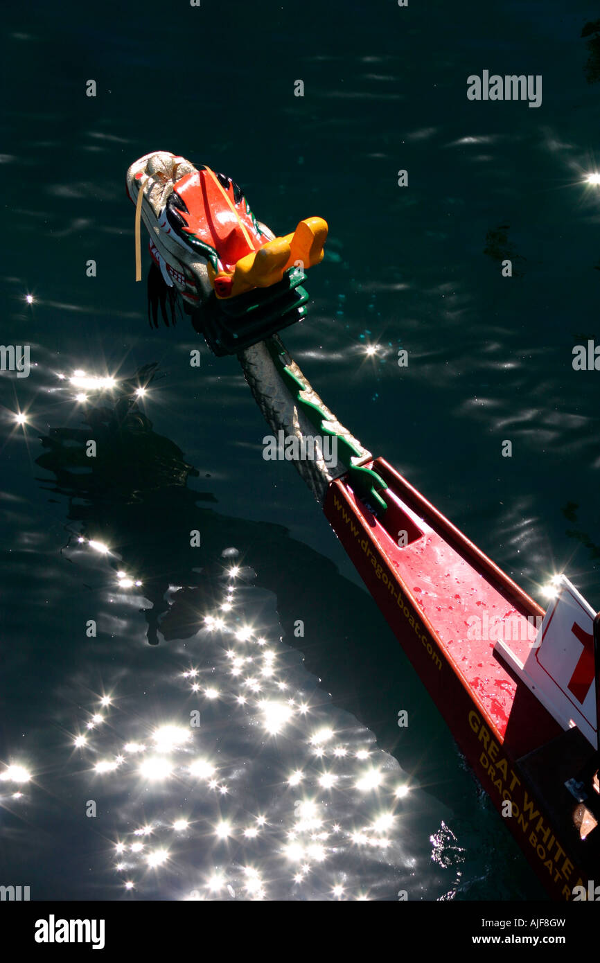 Drachen Boot Drachenköpfe Stockfoto