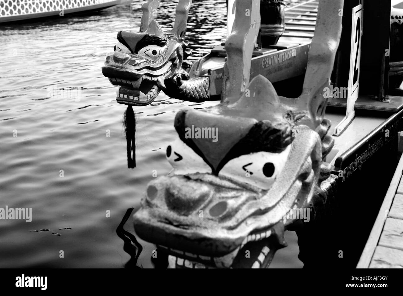 Drachen Boot Drachenköpfe Stockfoto