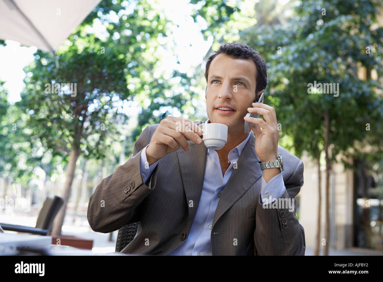 Geschäftsmann mit Handy auf Terrasse Stockfoto