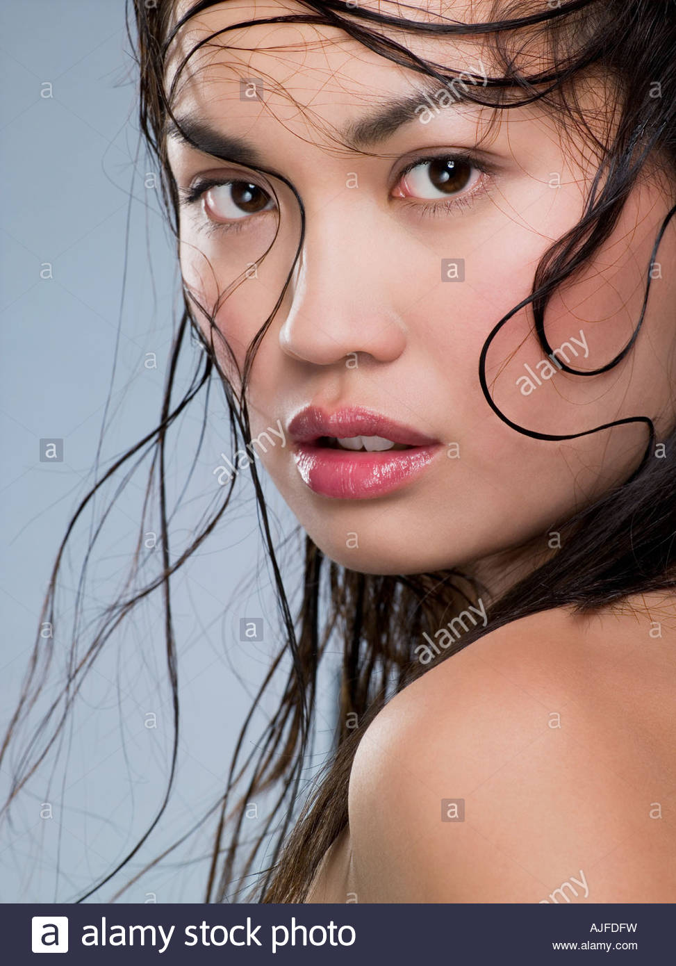 Junge Chinesin mit nassen Haaren Stockfoto, Bild 14721804 Alamy