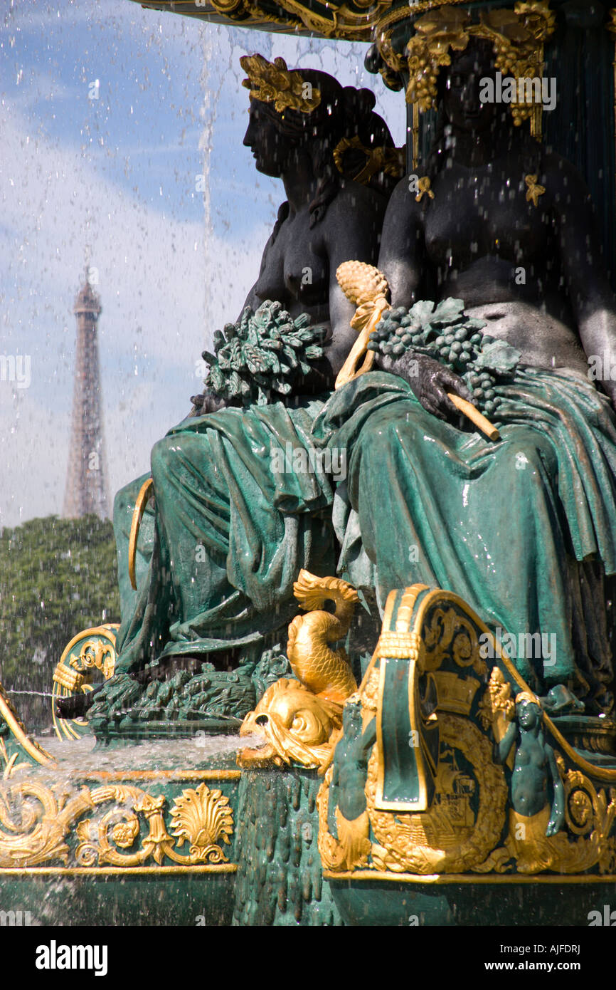 Frankreich-Ile de France Paris Place De La Concorde Fountain of The Seas La Fontaine des Mers und Eiffelturm in Ferne Stockfoto