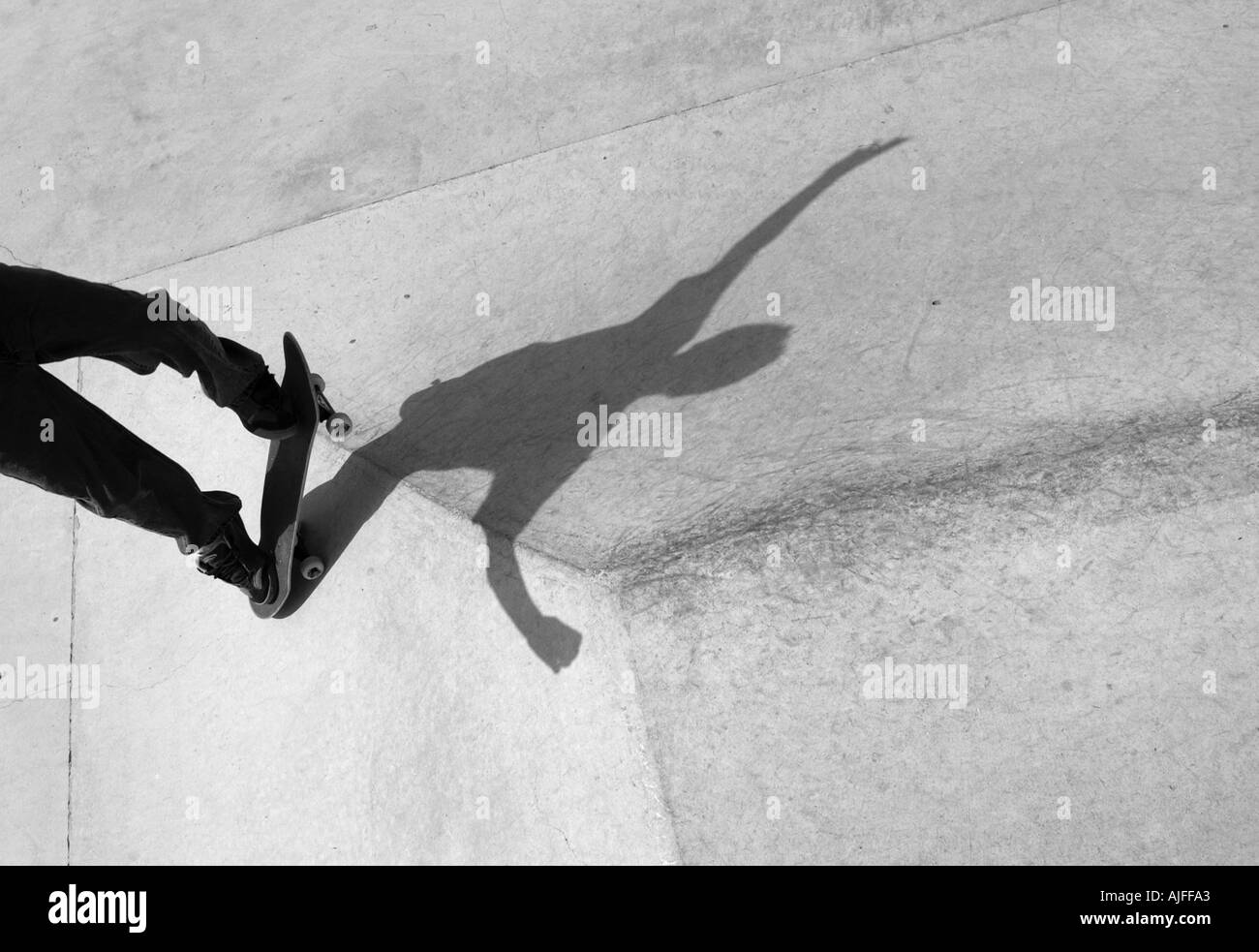 Schatten der Skateboarder auf Zement Skate Park Gelände Stockfoto