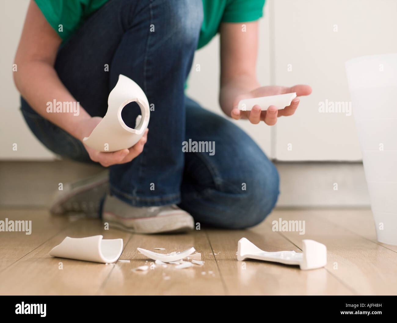 Frau hält eine zerbrochene vase Stockfoto