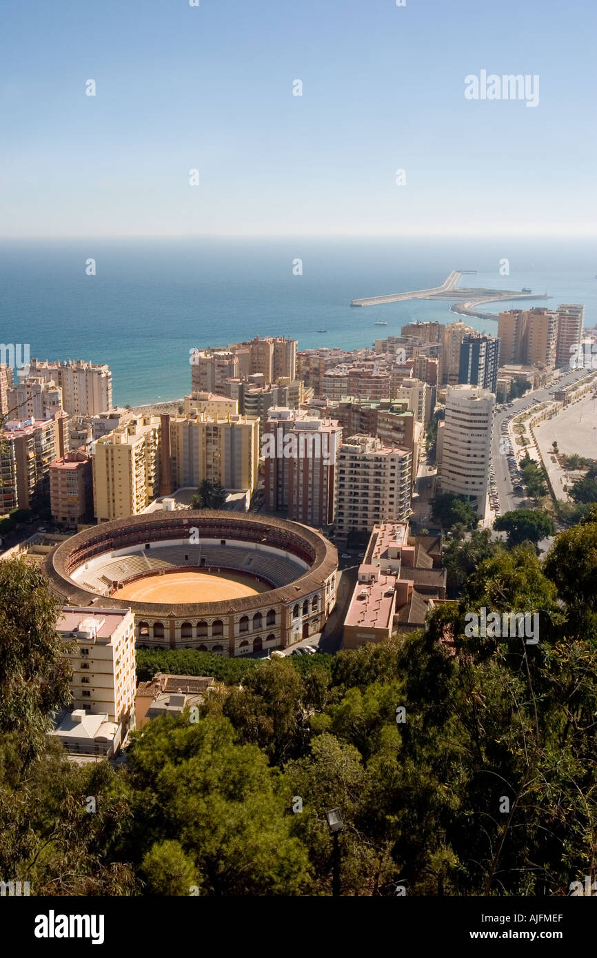 Mit Blick auf die Stadt vom Castillo de Gibralfaro, die den Hafen und die stierkampfarena Malaga Andalusien Spanien Stockfoto