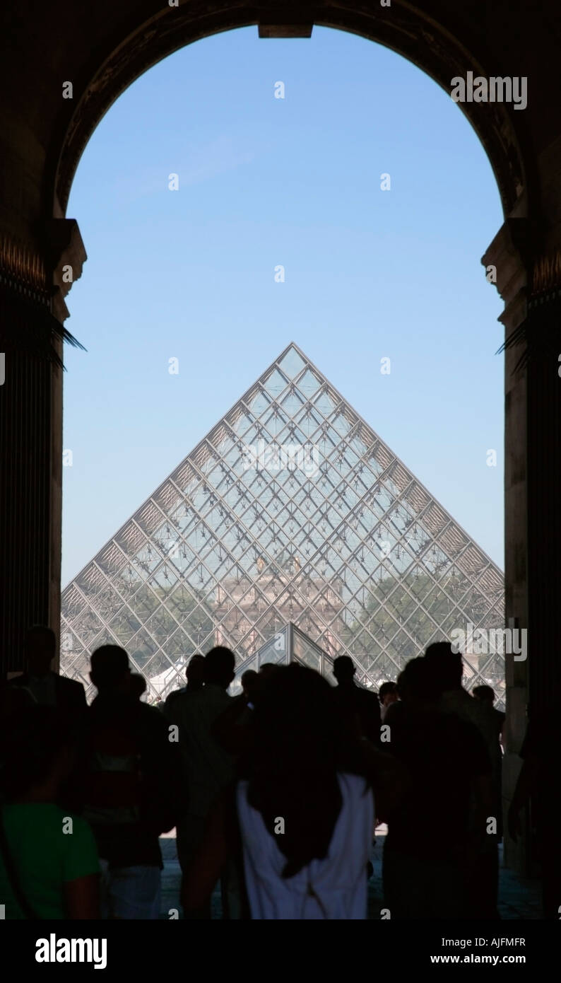 Frankreich-Ile-De-France-Paris-Touristen Massen Pass-Through-Bogen von Sully-Flügel des Musee Du Louvre Museum Kunstgalerie Stockfoto