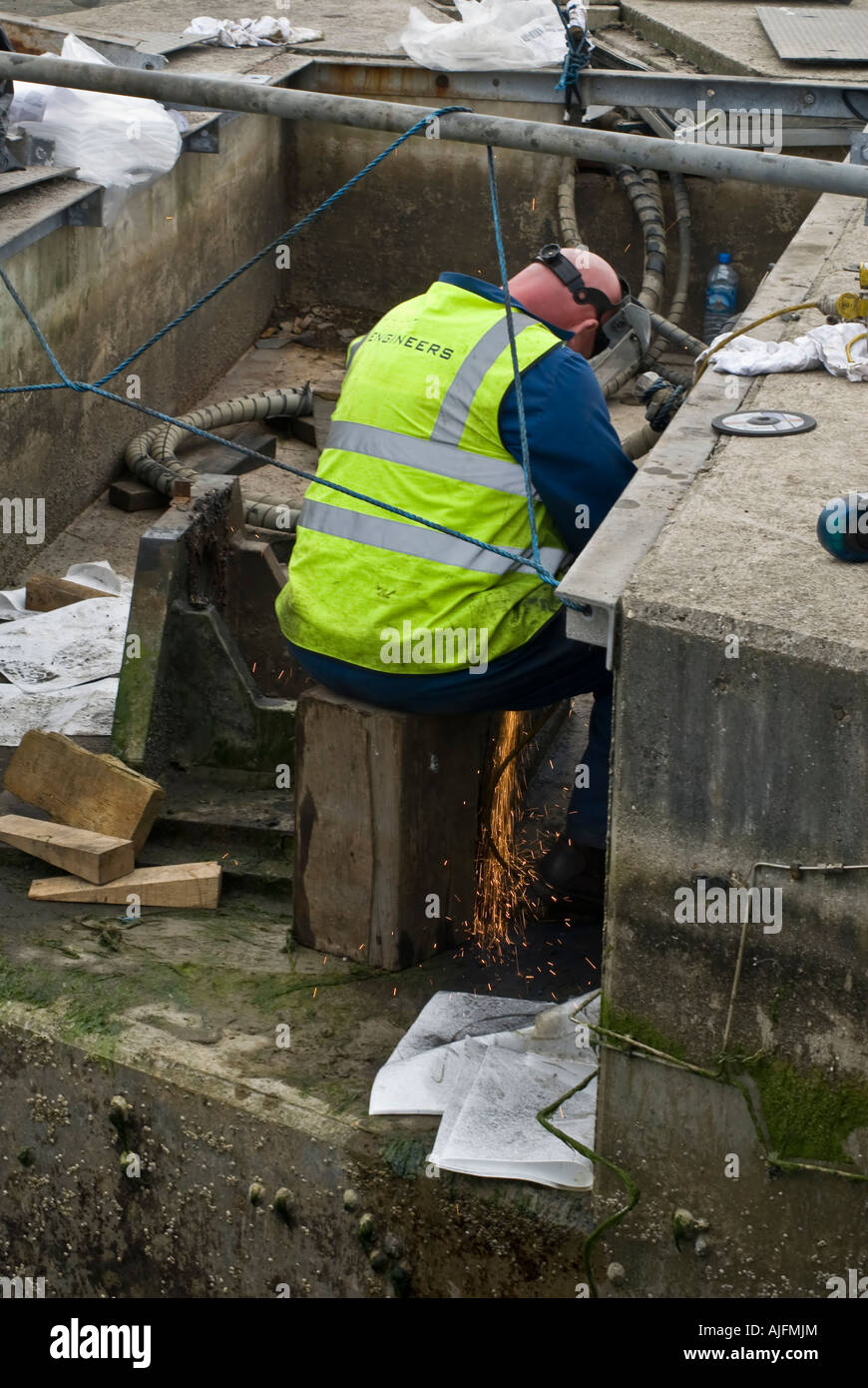 Arbeiter Schweißen Schleusentore Stockfoto