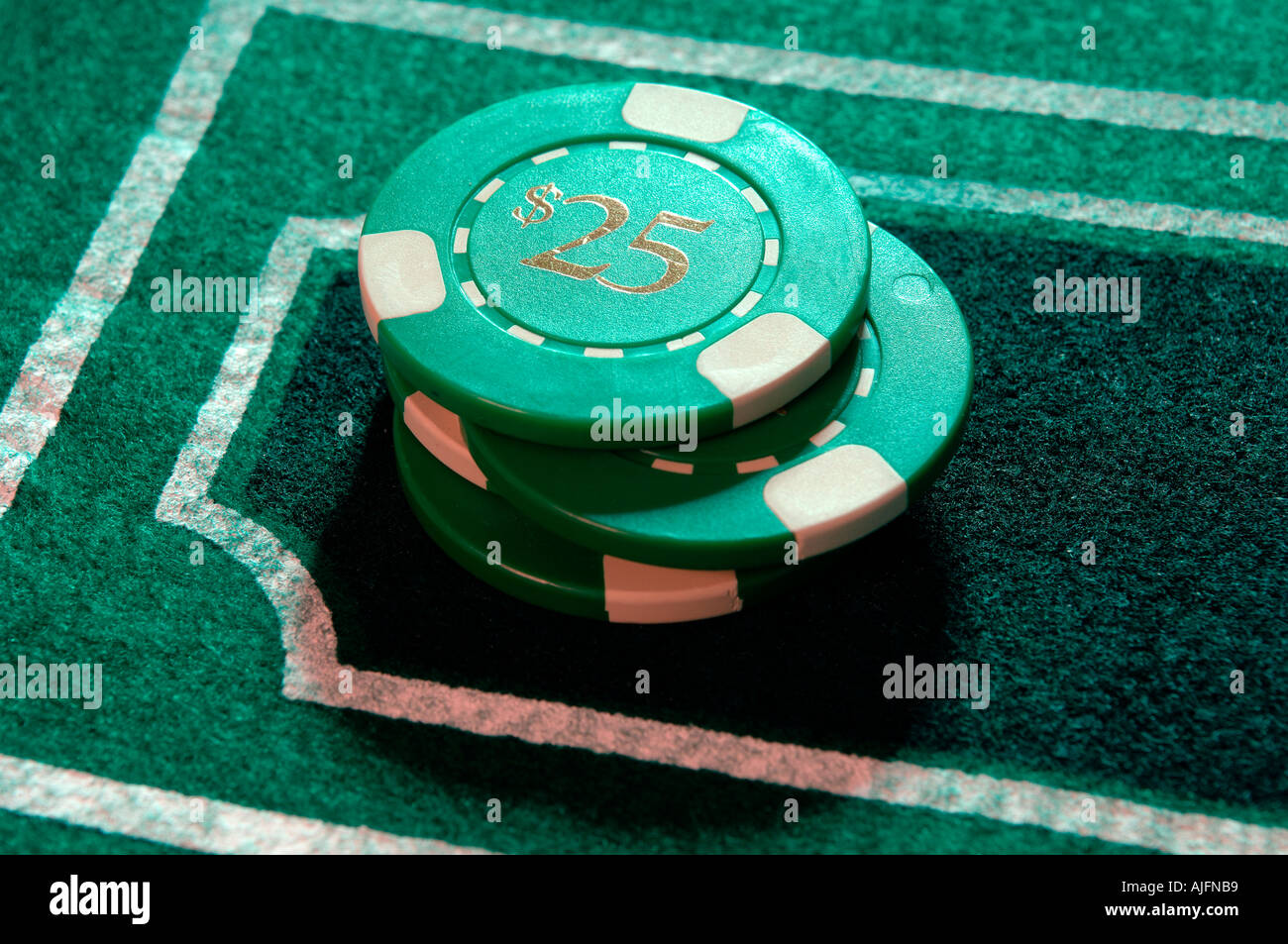 Casino-Chips platziert auf dem schwarzen auf einem Roulettetisch Stockfoto