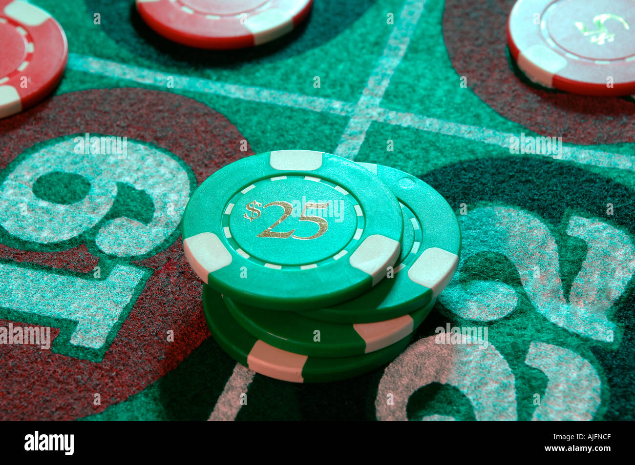 Casino-Chips, die auf einem Roulette-Tisch platziert Stockfoto