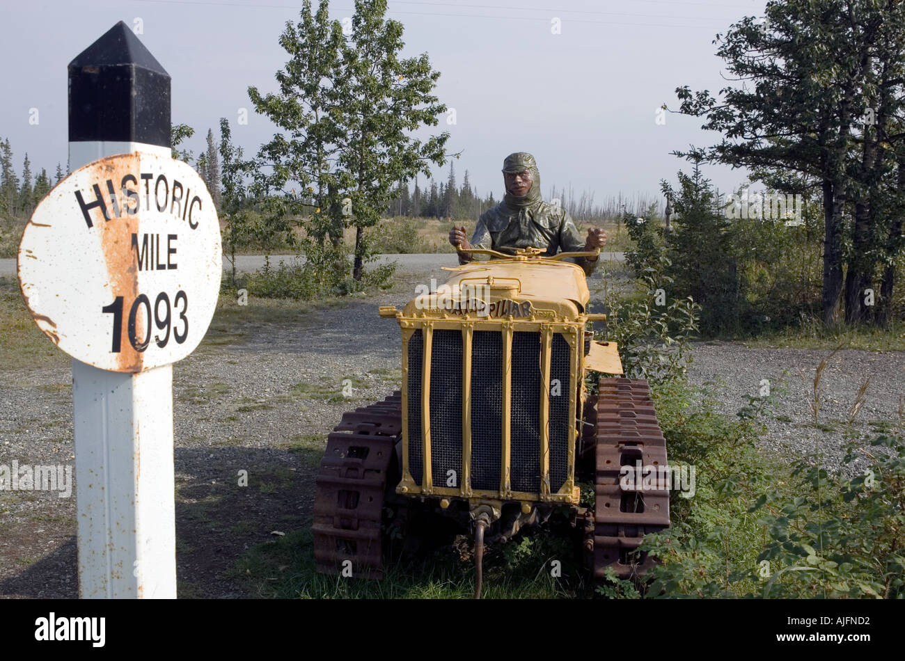 Bulldozer auf dem Display an Burwash Landing im Yukon-Territorium zum Gedenken an den Alaska Highway bei Meile 1093 Stockfoto