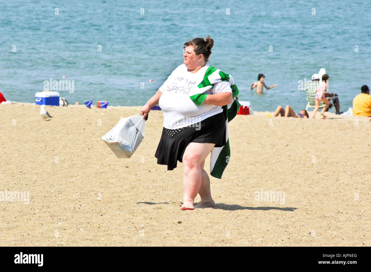 Bild Dicke Frauen Am Strand Dicke frau am strand -Fotos und -Bildmaterial in hoher Auflösung – Alamy