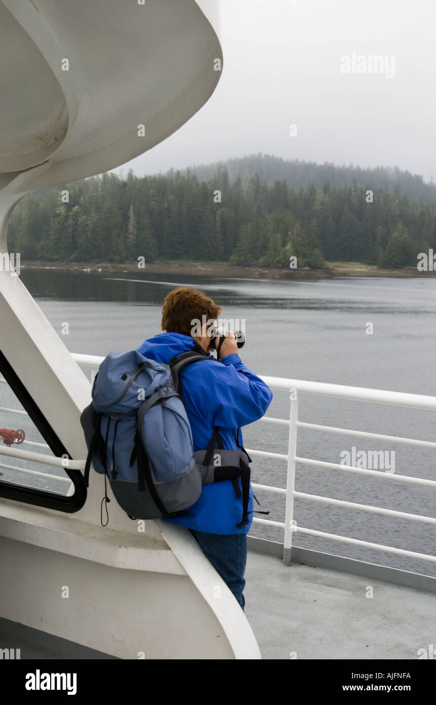 Ein Passagier auf einem Schiff aus dem Alaska Marine Highway Ferry System nimmt Foto, wie das Schiff in der innen-Passa läuft Stockfoto