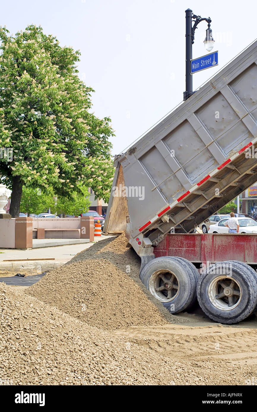 Großer Kipper entlädt Sand bei einem Streckenzustandes Projekt in der Innenstadt von Port Huron Michigan MI Stockfoto