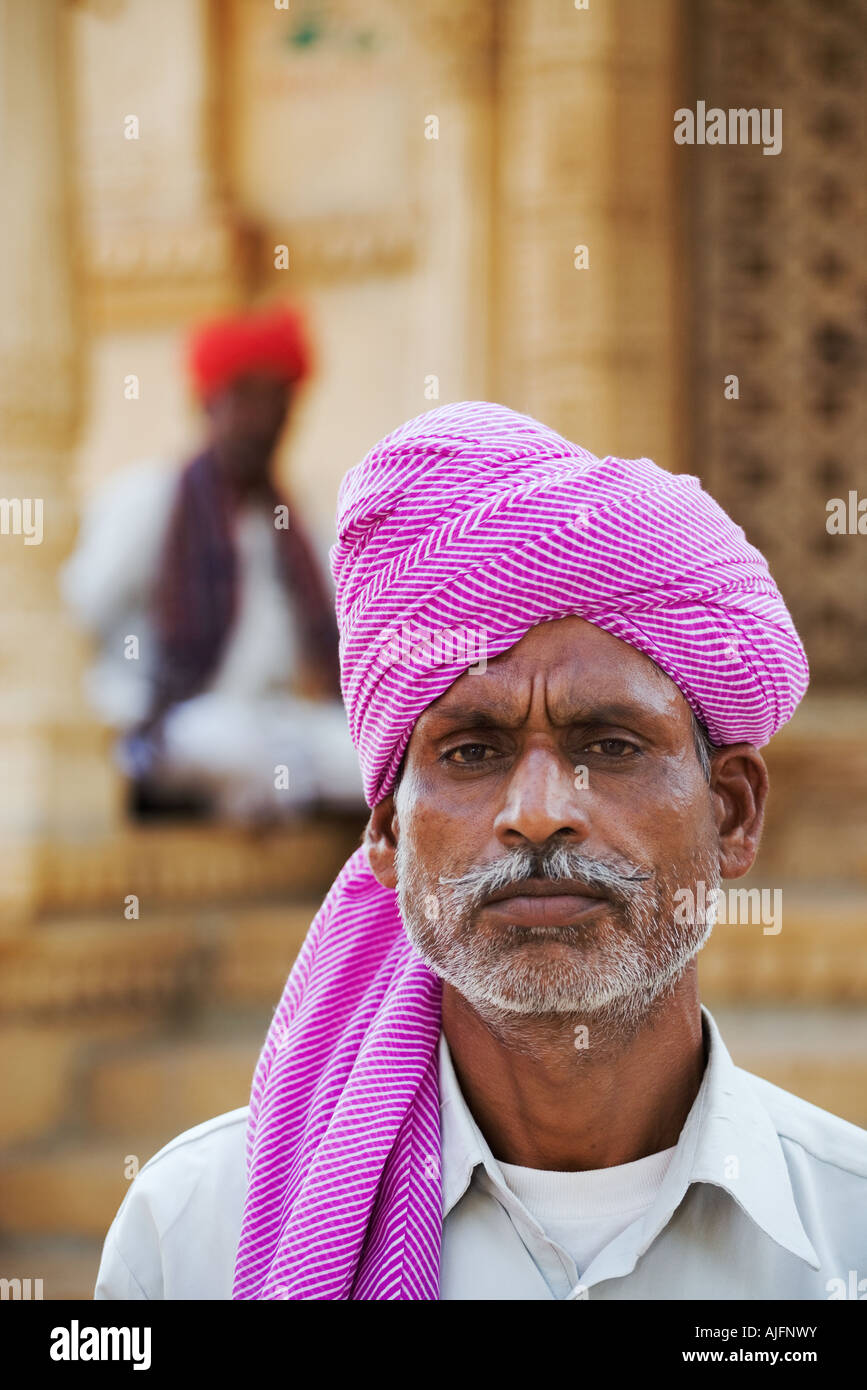 Porträt des Rajasthani Menschen in bunten Turban Turbane getragen werden, um das Gesicht zu verschönern und die Besetzung zu erkennen Stockfoto