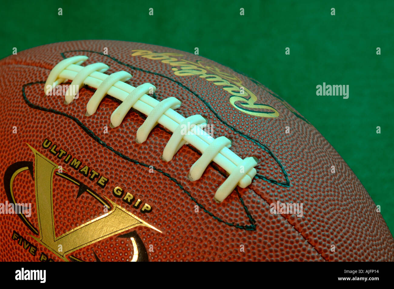 ein american-Football auf grünem Hintergrund Stockfoto