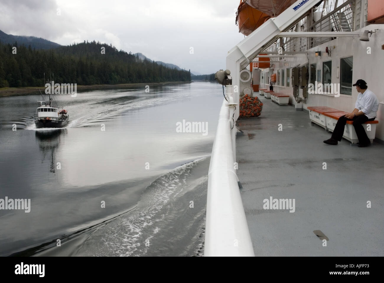 Ein Fischerboot geht durch eine Fähre am Tag Pause auf der Inside Passage in der Nähe von Sitka Alaska Stockfoto