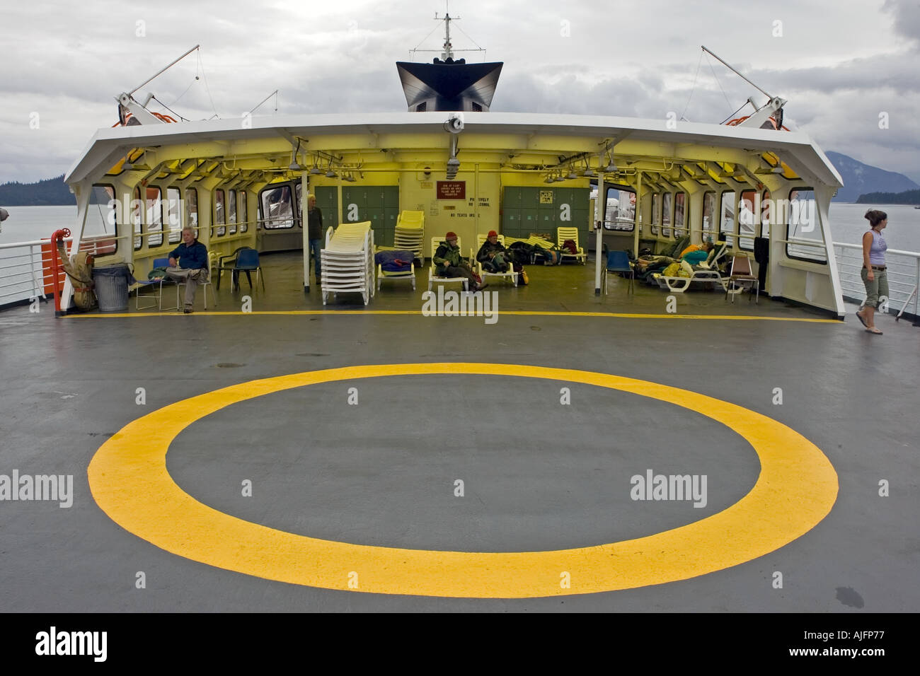 Passagiere auf einem Schiff aus dem Alaska Marine Highway Ferry System auf dem Achterdeck als das Schiff läuft in der Inside Passage Stockfoto