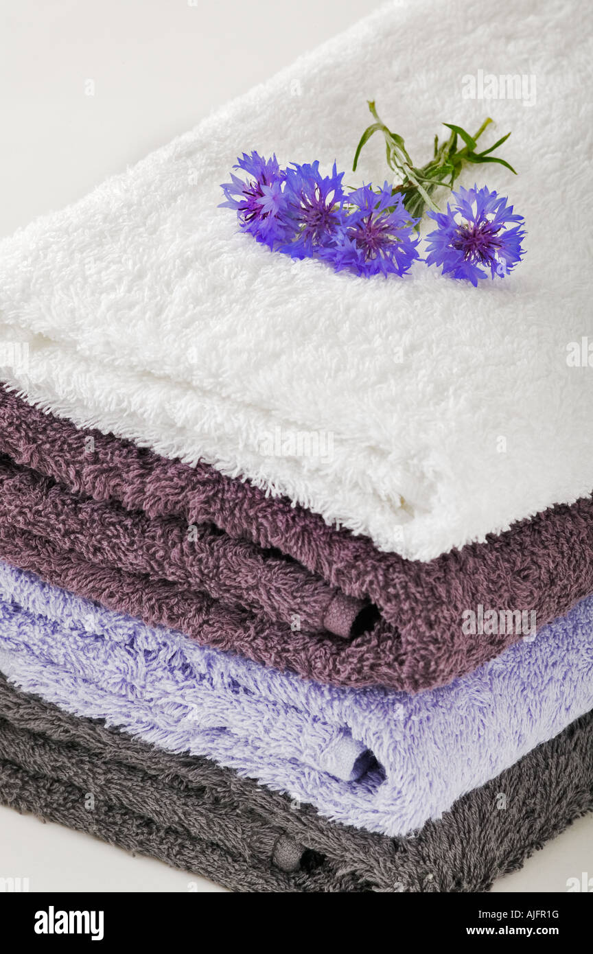 Handtücher auf weißem Hintergrund verziert mit blauen Kornblumen Studioaufnahme Stockfoto