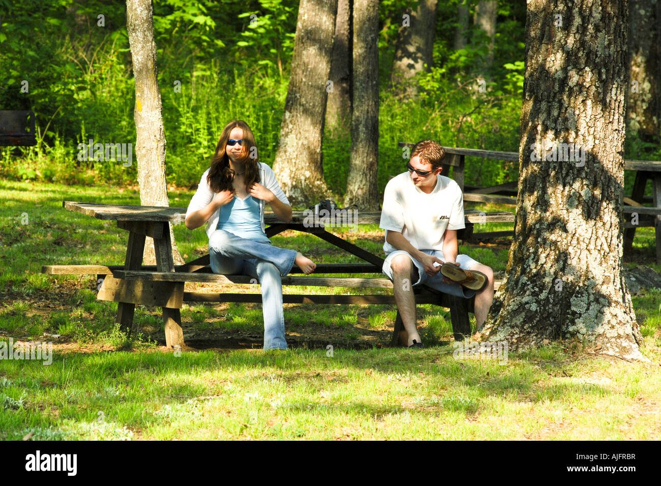 Paar sitzt auf einem Park Bank nach einem Streit auseinander sitzen und nicht miteinander zu reden Stockfoto