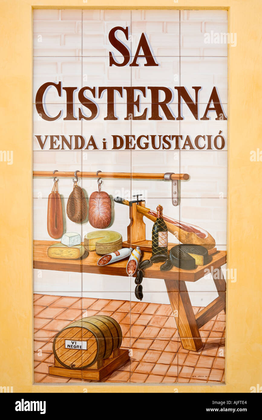 Gekachelte Wandbild für Sa Cisterna Restaurant in der Altstadt, Alcudia, Mallorca, Spanien Stockfoto