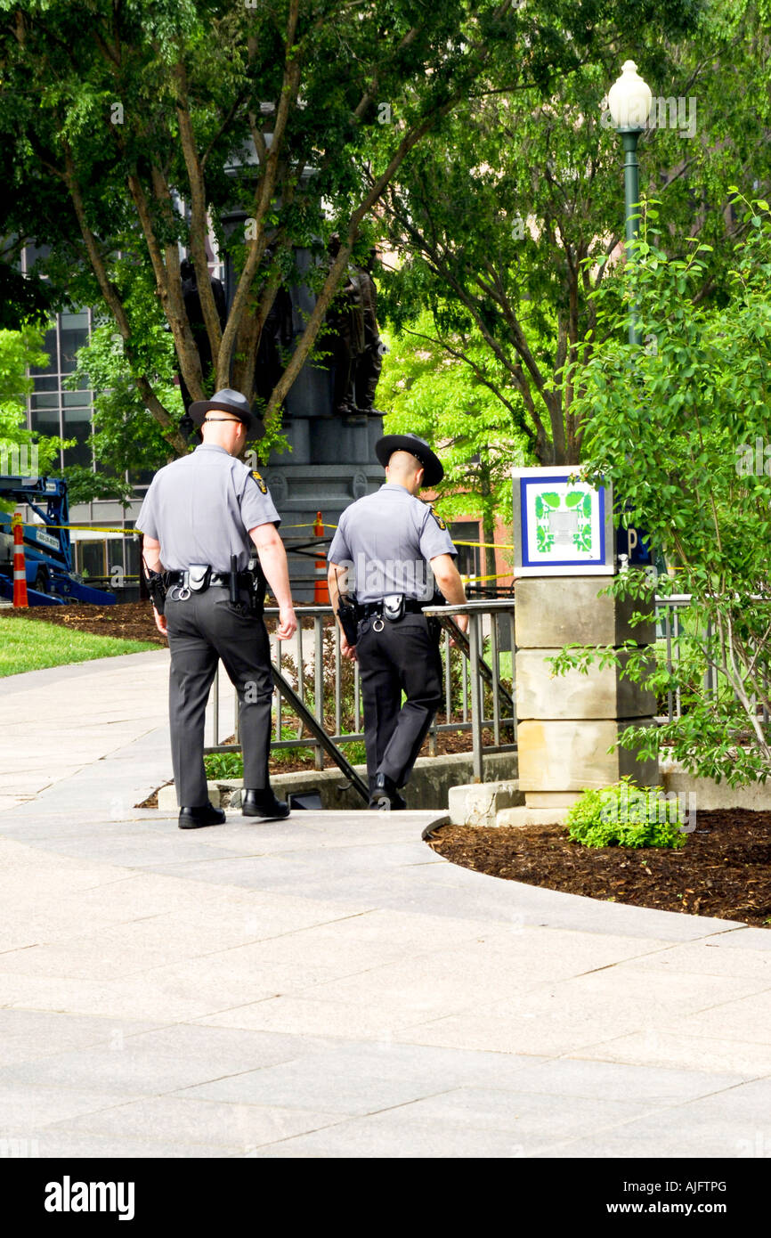 Ohio State Highway Patrol Offiziere gehen in den unterirdischen Fahrzeug Auto Park in Columbus Ohio OH Stockfoto