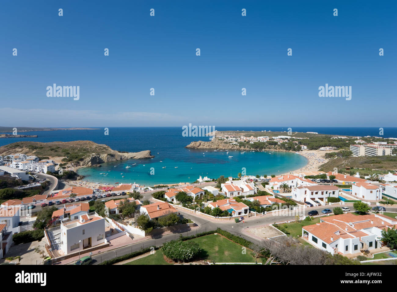 Moderne Entwicklung und Strand von Arenal d ' en Castell, Menorca, Spanien Stockfoto