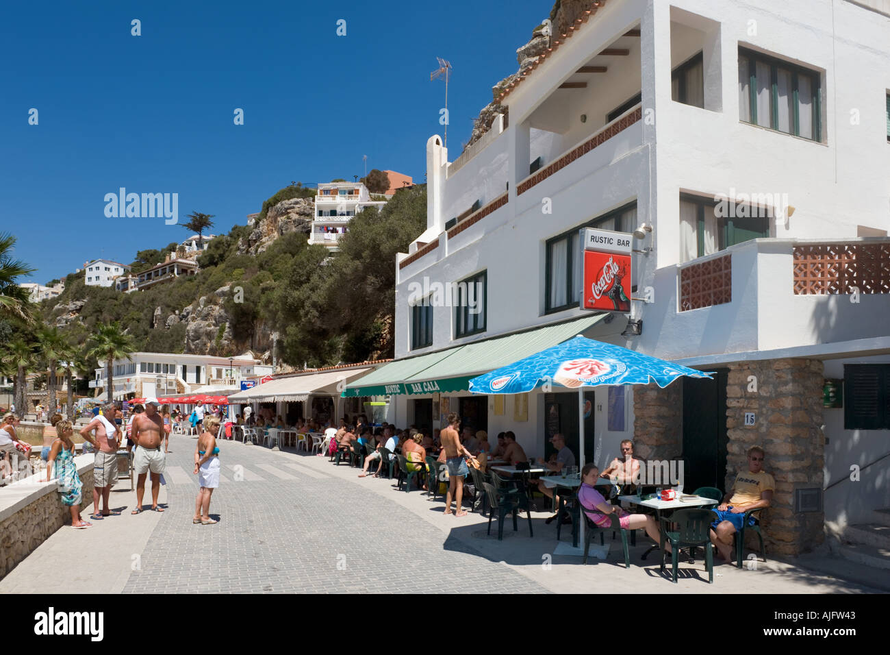 Am Strand Cafébar in Cala ' n Porter, Menorca, Spanien Stockfoto