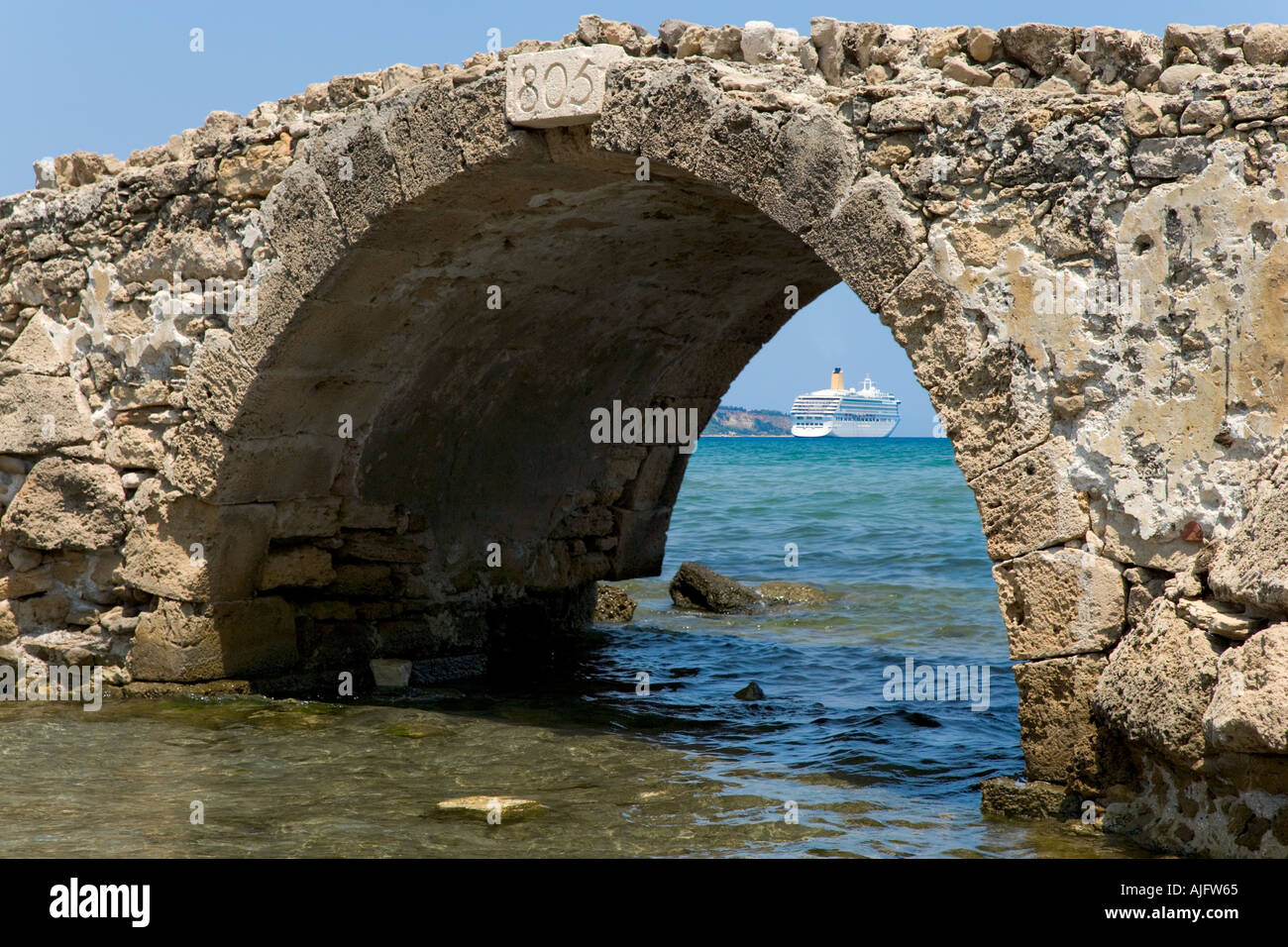 Ruinen einer Brücke am Strand in Argassi, Zakynthos, Ionische Inseln, Griechenland Stockfoto