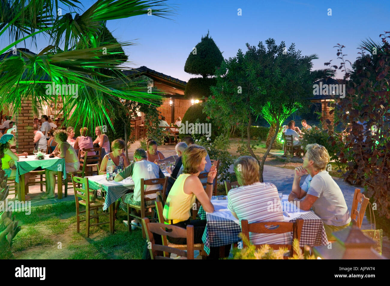 Taverne in der Nacht, Kalamaki, Zakynthos (Zante), Ionische Inseln, Griechenland Stockfoto