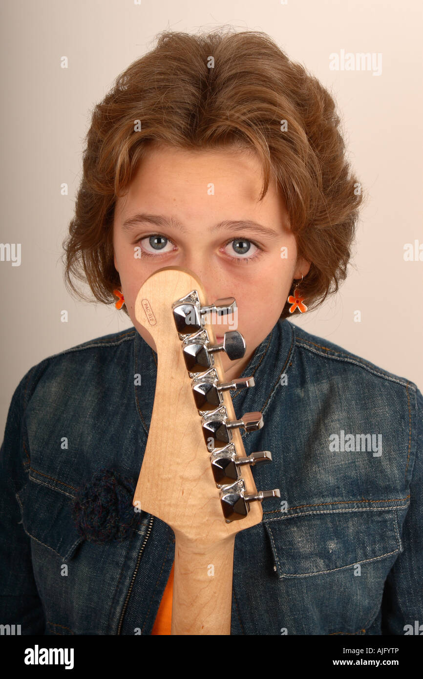 Teenager-Mädchen hält eine e-Gitarre Stockfoto