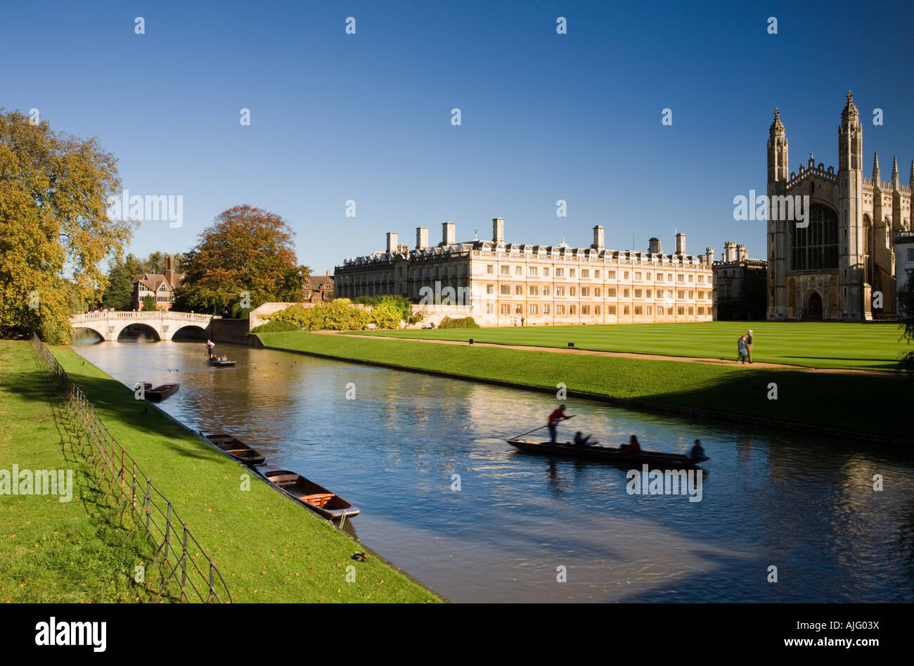 Bootfahren auf dem Fluss Cam Cambridge England entlang der berühmten "Rücken" und Universitätsgebäude Stockfoto