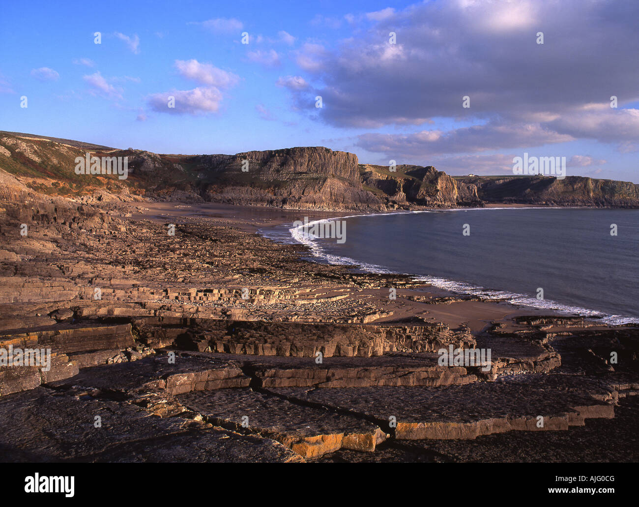 Herbst-Bucht mit Mewslade Bay nach rechts Schuss Wave-Schnitt-Plattformen im Vordergrund Süden Gower Küste Gower Halbinsel Wales UK Stockfoto