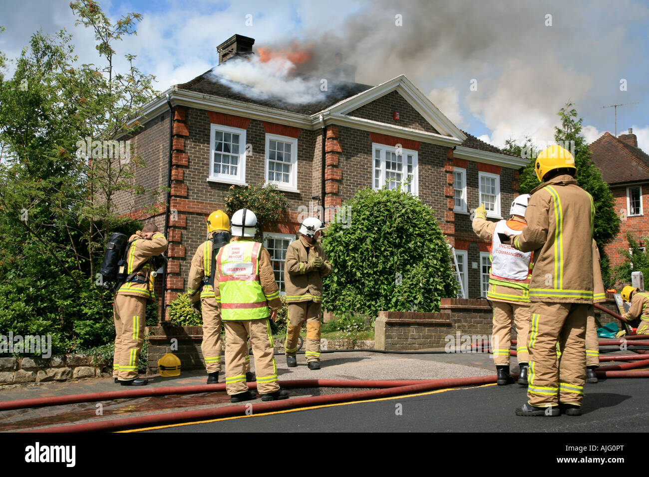 Feuerwehrleute, die Außerbetriebnahme eines Housefire in Tunbridge Wells Kent England Vereinigtes Königreich Stockfoto
