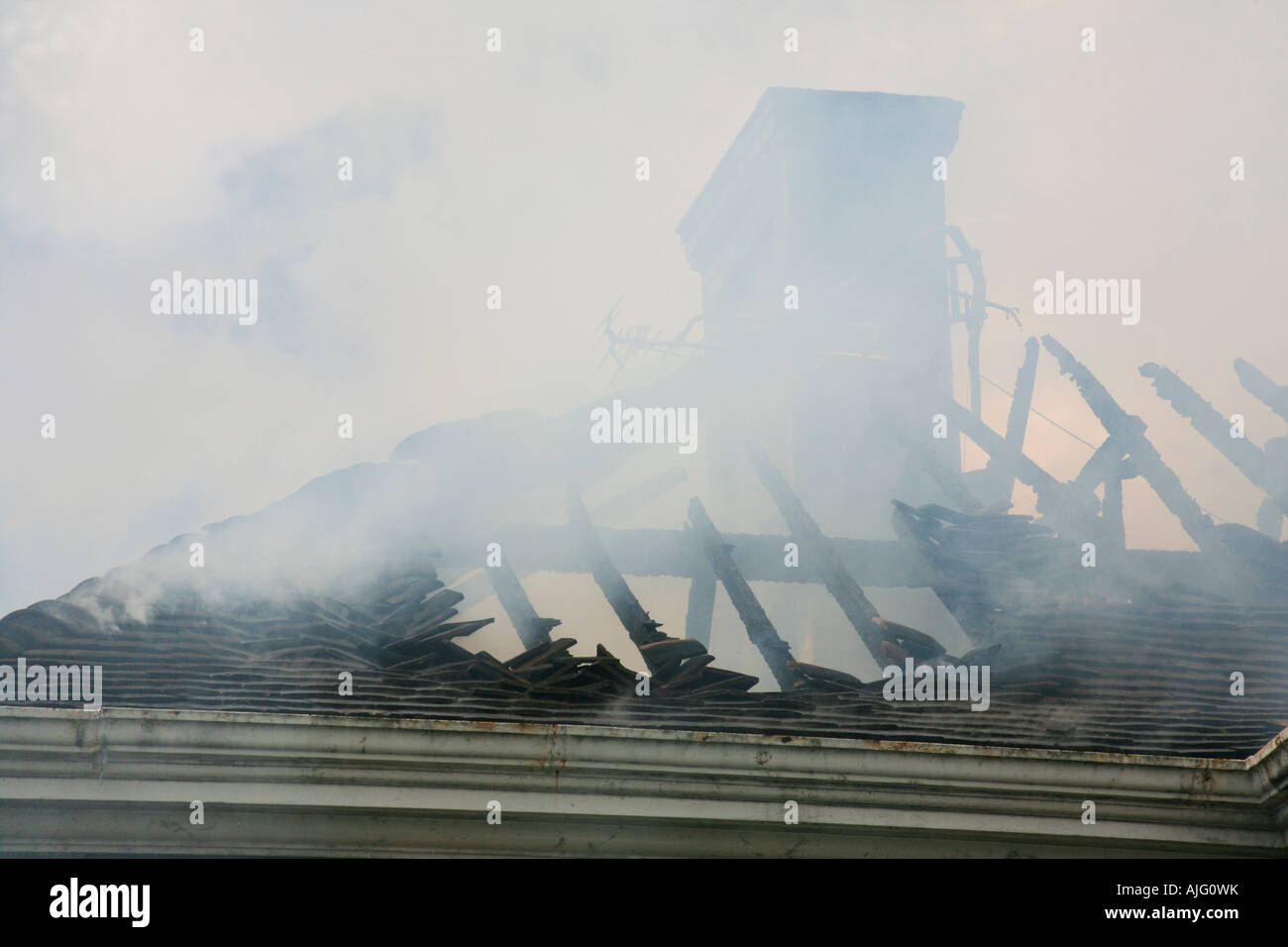 schwelende Dach Glut Rauchen im Anschluss an eine Housefire in Tunbridge Wells Kent England Großbritannien Stockfoto