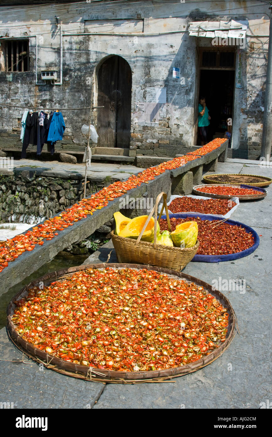 Chili Trocknen auf eine steinerne Brücke Likeng Wuyuan County China Stockfoto