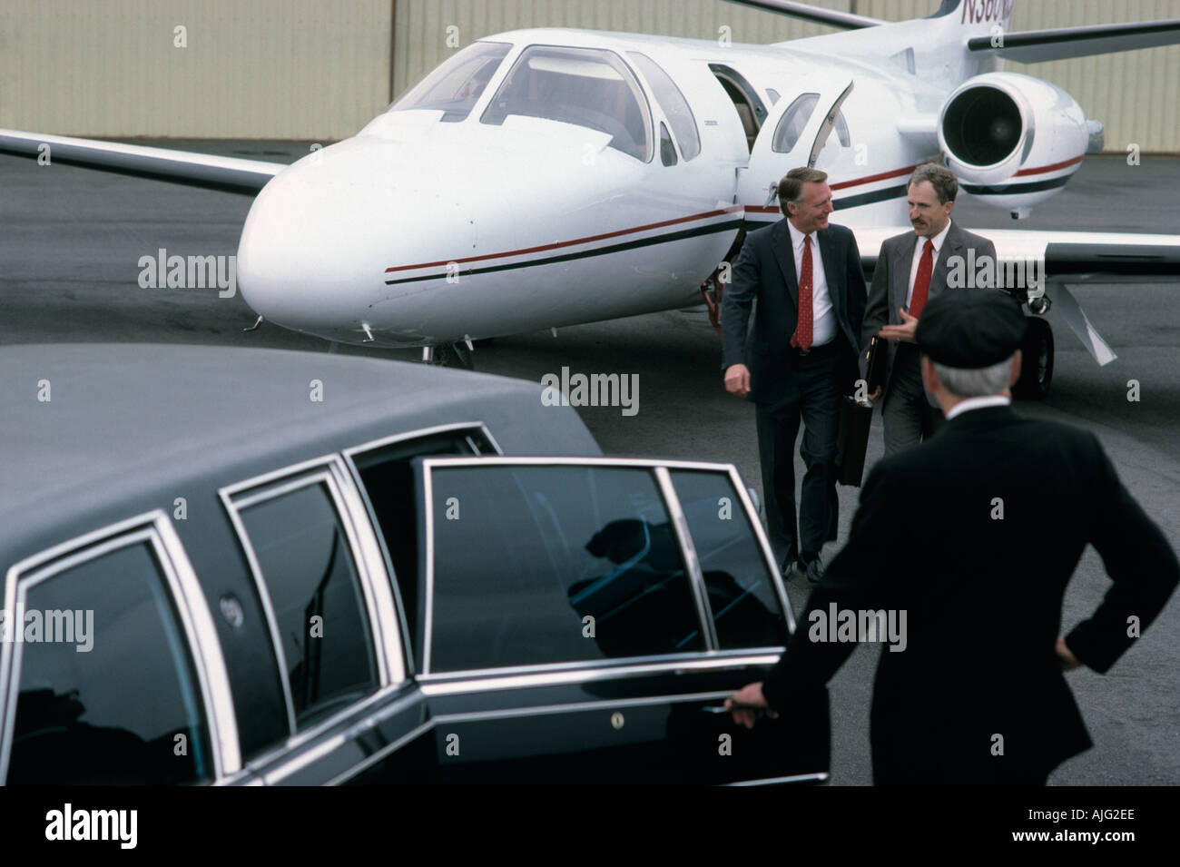 Chauffeur wartet mit der Limousine für Passagiere auf privater Ebene Stockfoto