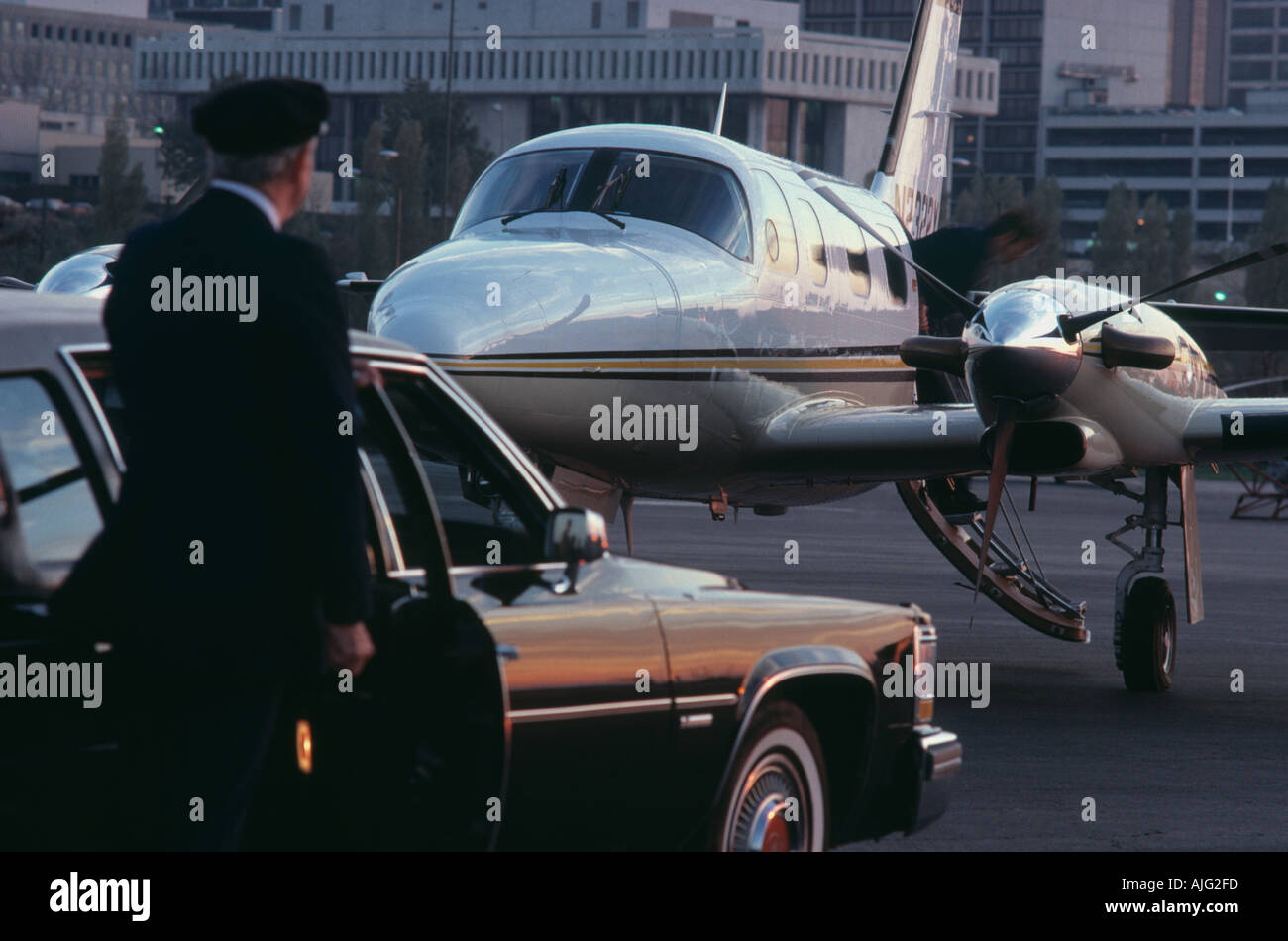 Chauffeur wartet mit der Limousine für Passagiere auf privater Ebene Stockfoto