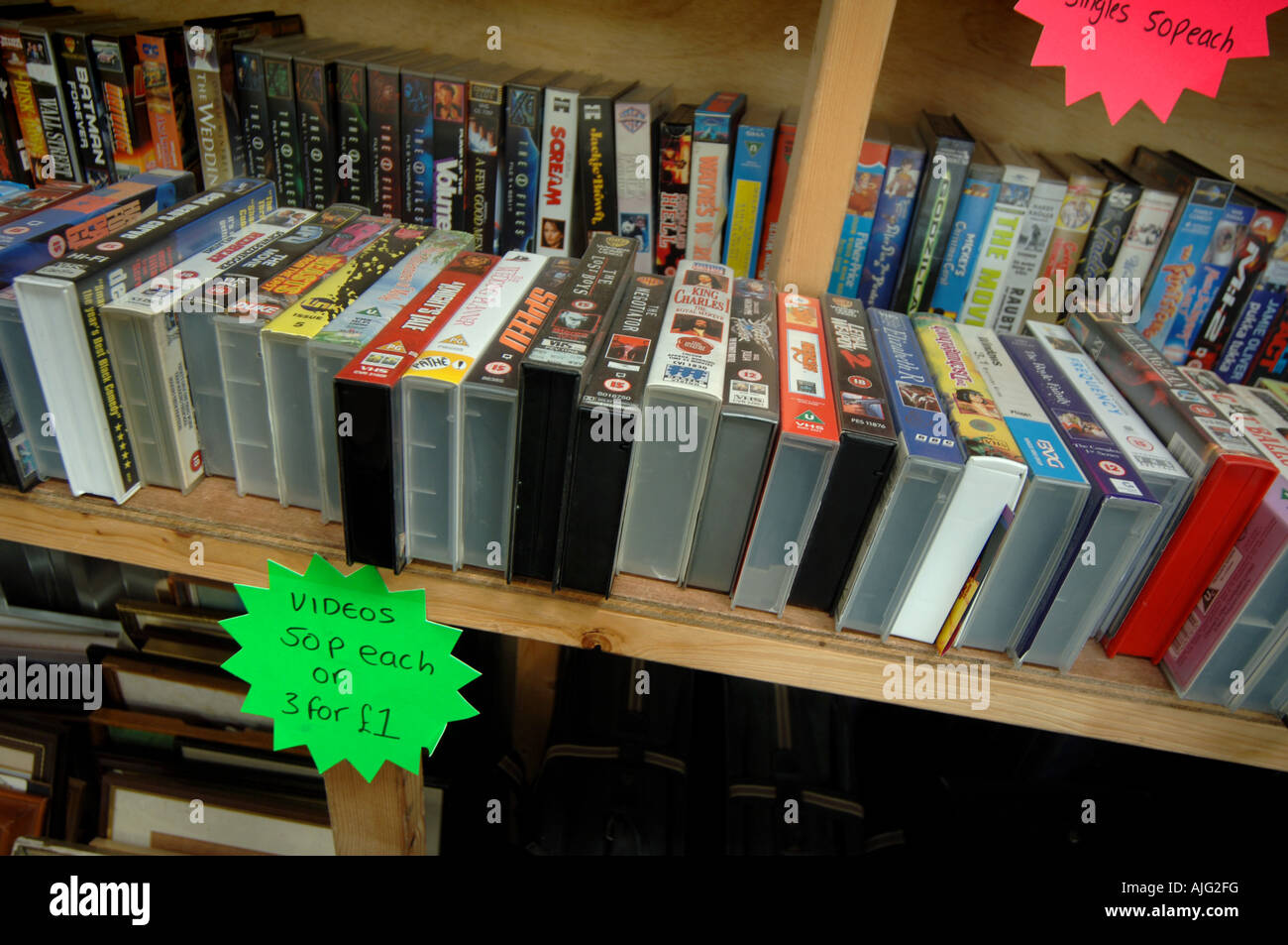 Zeilen-Videokassetten Filme zum Verkauf an ein recycling-Zentrum in Bideford, North Devon. Stockfoto