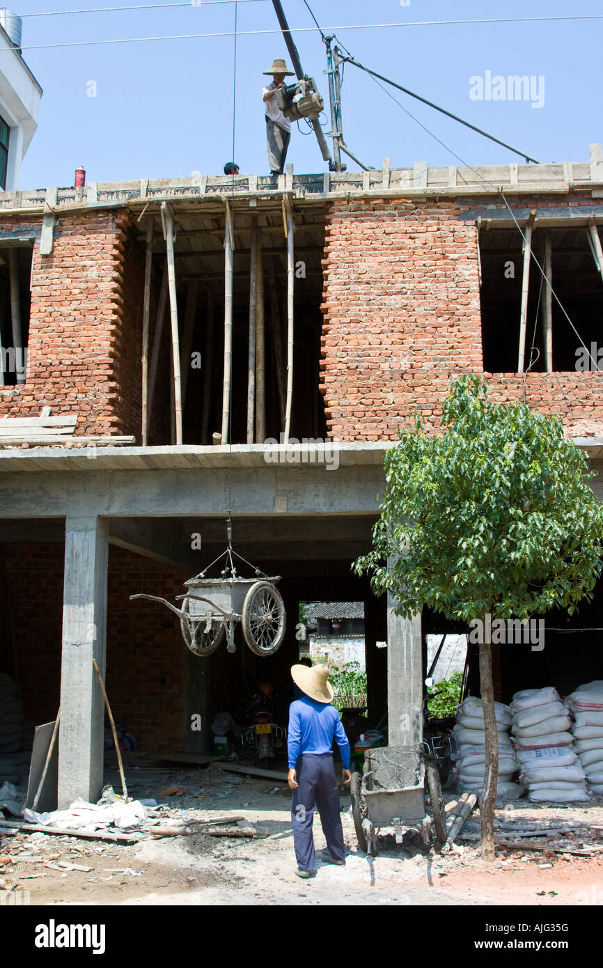 Chinesische Bau Arbeiter heben Beton in Likeng Wuyuan China Stockfoto