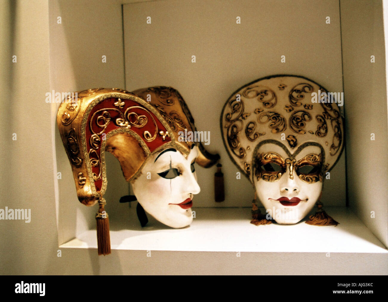 Karneval in Venedig-Masken in einem Schaufenster Stockfoto