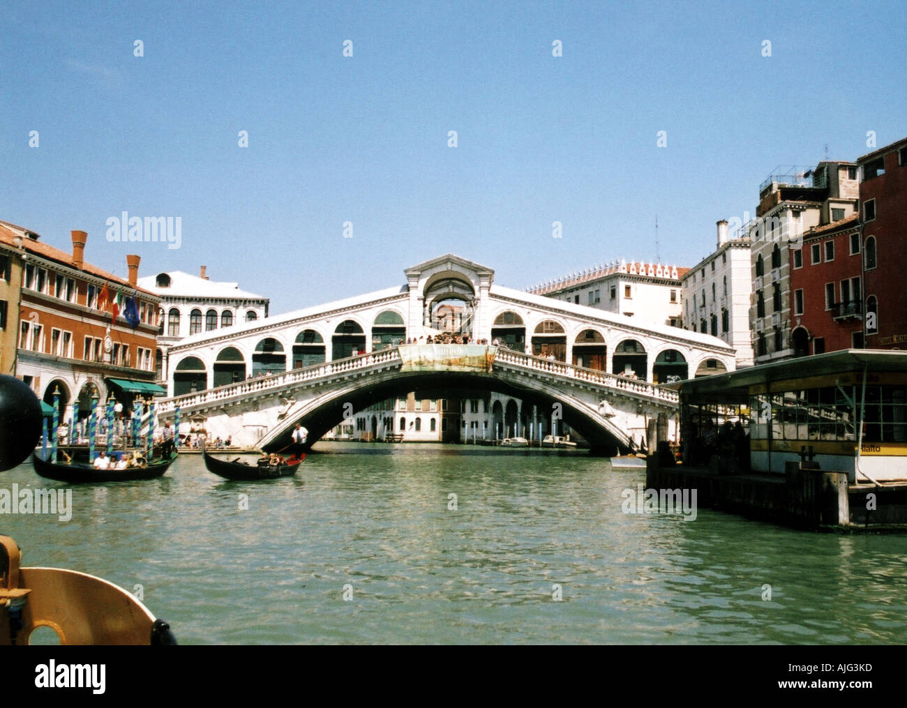 Die Rialtobrücke über den Canal Grande Venedig Stockfoto