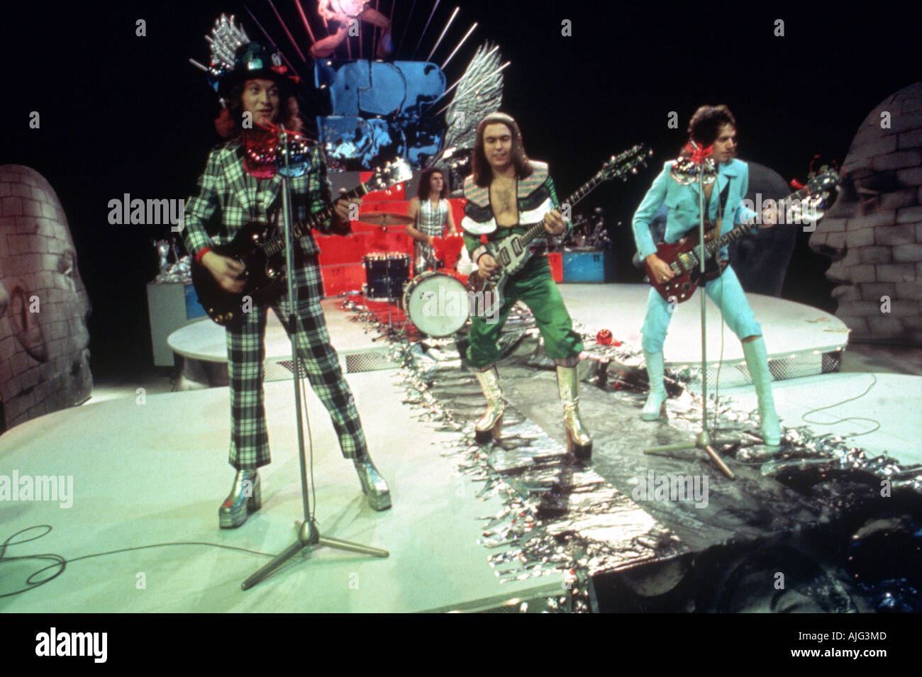 SLADE-UK-Gruppe auf einer niederländischen Fernsehsendung über 1973 vom linken Noddy Holder Don Powell am Schlagzeug Dave Hill und Jimmy Lea Stockfoto
