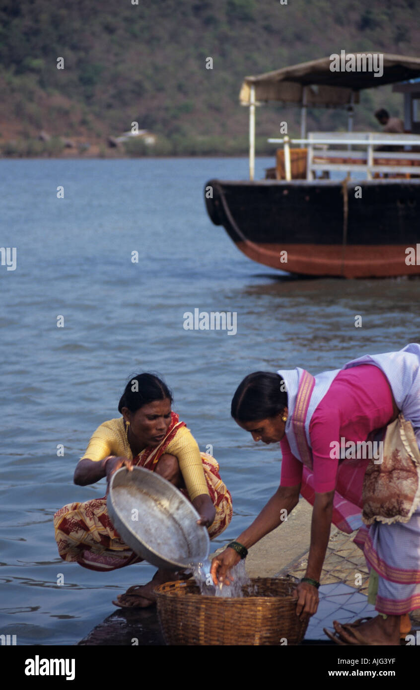 Zwei indische Frauen waschen neu gefangen frischen Fisch auf Fisch Markt Auktion, Dabhol, Maharashtra, Indien Stockfoto