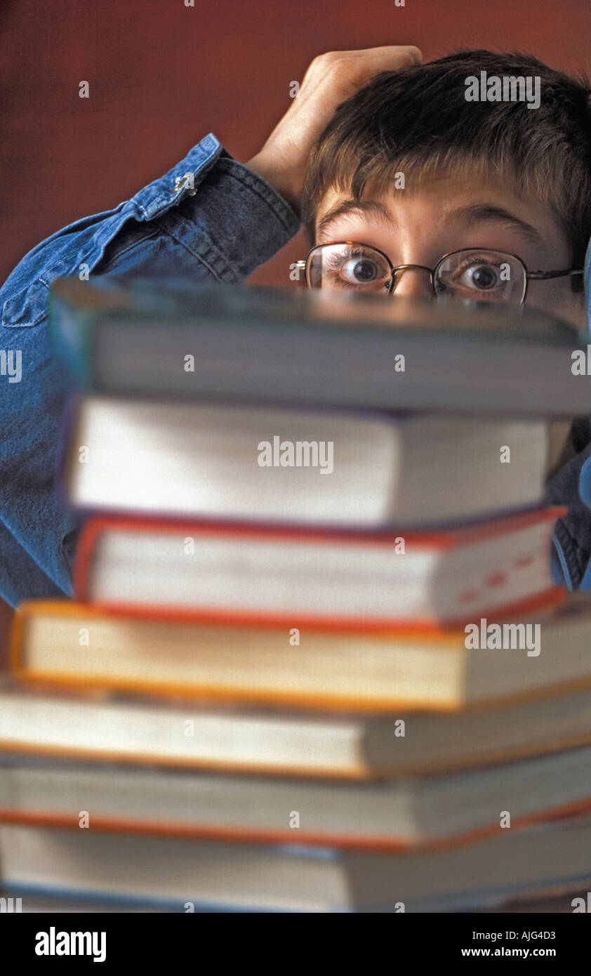 Humorvoll Foto eines geeky Kaukasischen männliche Kursteilnehmer durch die Menge der Hausaufgaben frustriert Stockfoto