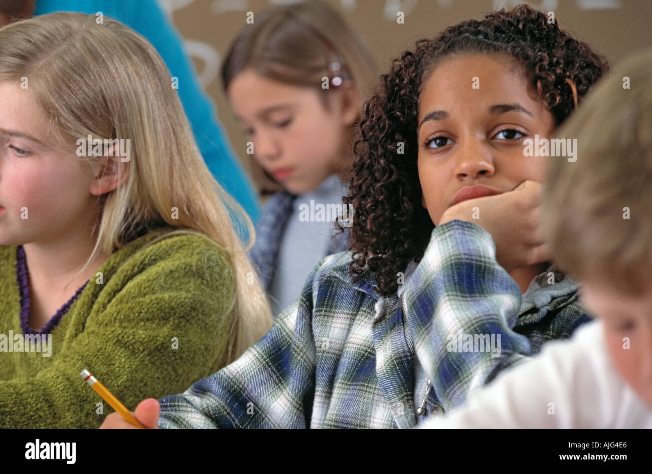 Afro-amerikanische Studentin in Kämpfen, um Aufmerksamkeit in der mittleren Schule Klasse zu zahlen Stockfoto