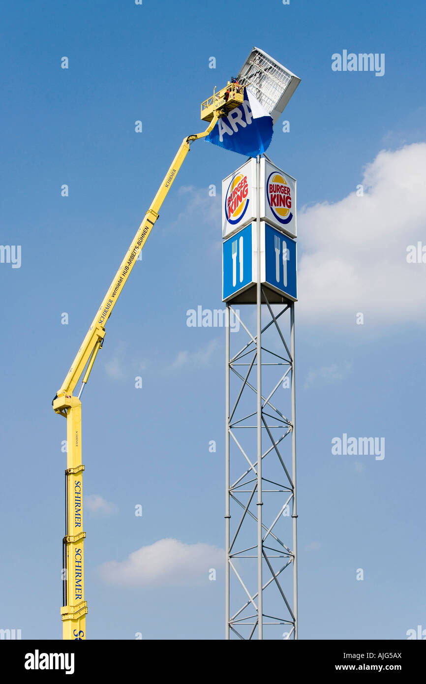 Installation des ARAL Logos auf einer Autobahnraststätte mit einem Kran ARAL ist das beliebteste Mineralöl-Unternehmen in Deutschland eine Stockfoto