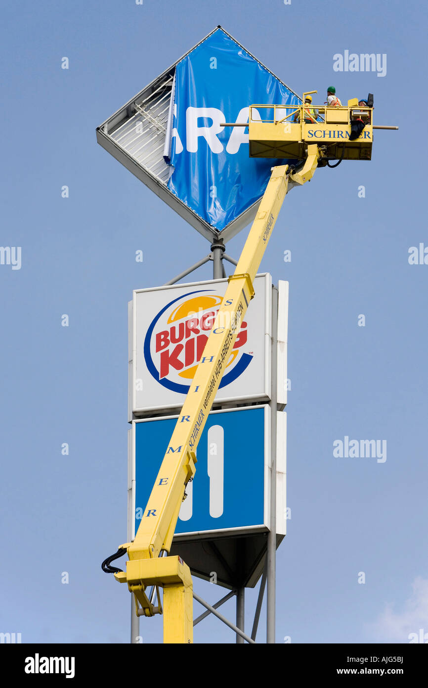 Installation von ARAL Logo an einer Autobahnraststätte mit einem Kran. ARAL ist das beliebteste Mineralöl-Unternehmen in Deutschland Stockfoto