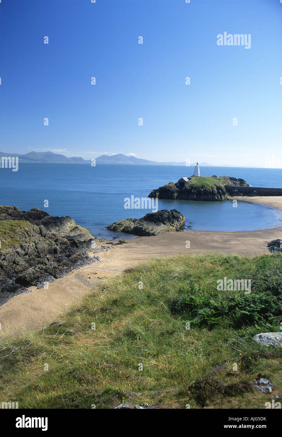 Llanddwyn Island Strand und Leuchtturm Llyn Halbinsel im Hintergrund Isle of Anglesey North Wales UK Stockfoto