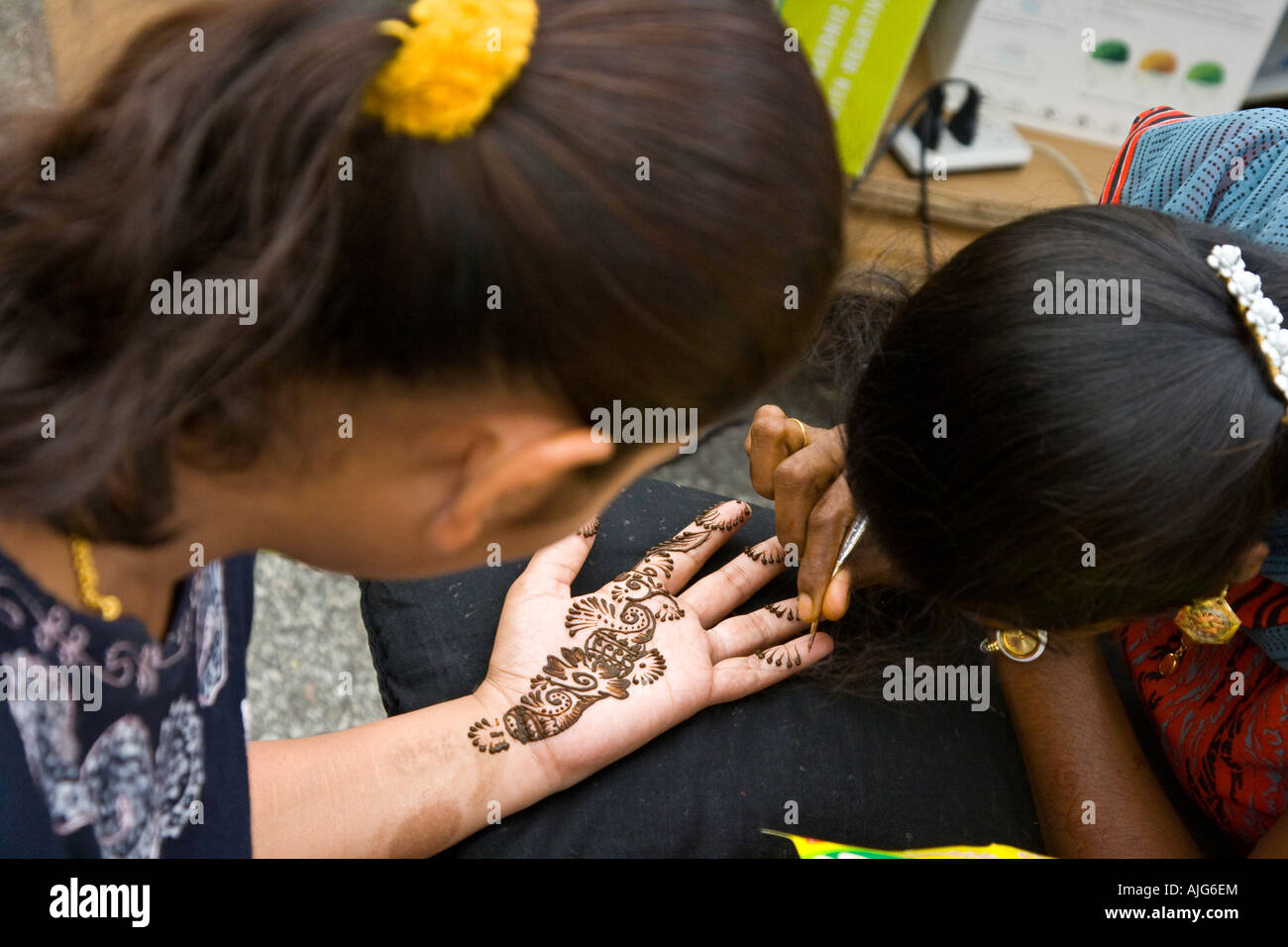 Eine indische Frau Malerei Henna auf andere in Little India Singapur Stockfoto