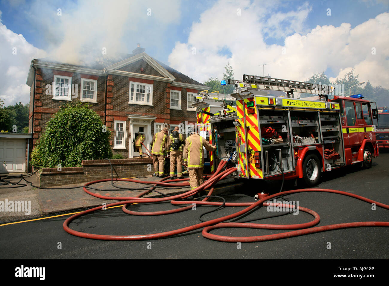 Feuerwehrleute, die Außerbetriebnahme eines Housefire in Tunbridge Wells Kent England Vereinigtes Königreich Stockfoto